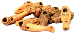 Трубка из глины фигурная.